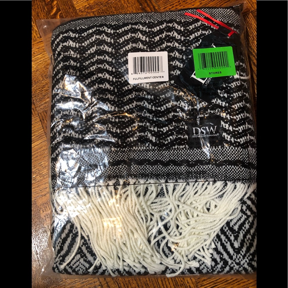 Super soft patterned blanket! Brand new in package - Picture 8 of 8